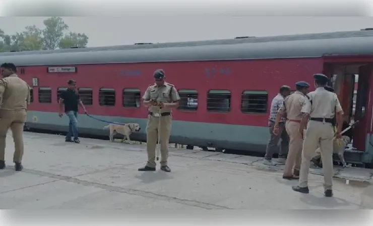 राप्ती सागर एक्सप्रेस में बम की सूचना निकली अफवाह, सघन जांच के बाद ट्रेन सुरक्षित रवाना