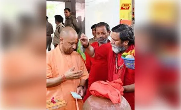 मुख्यमंत्री योगी आदित्यनाथ दतिया के पीतांबरा पीठ पहुंचे, मां बगलामुखी के किए दर्शन