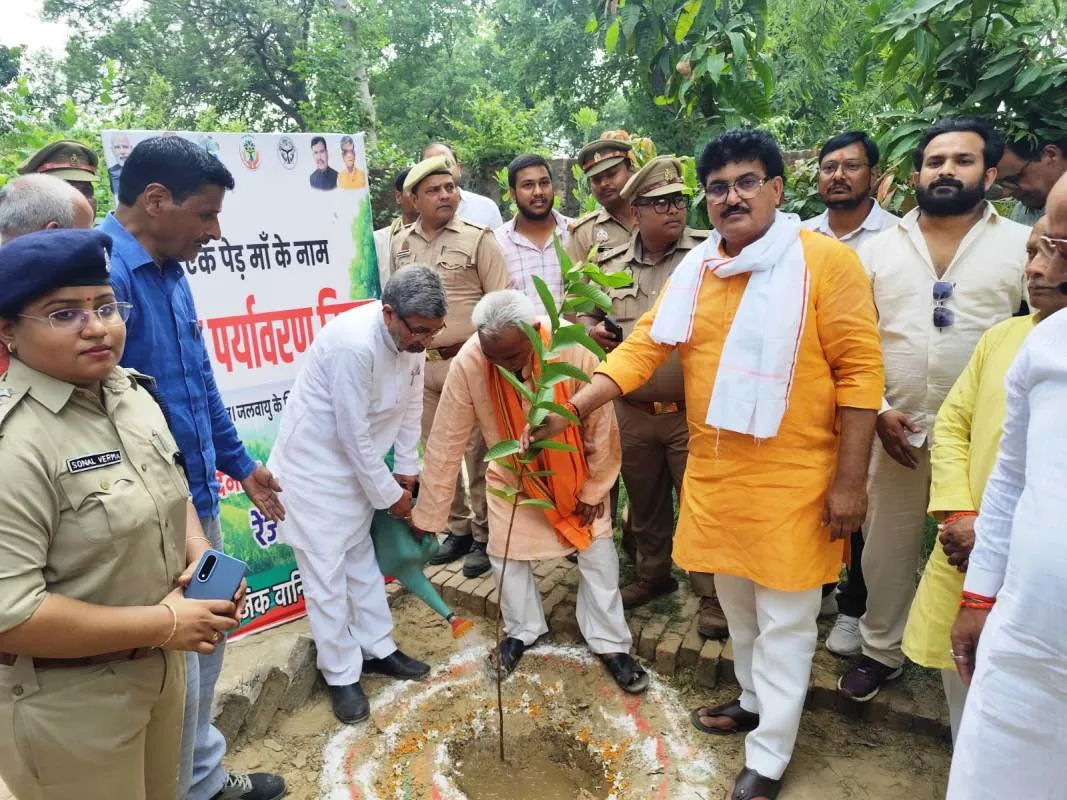 मुख्यमंत्री योगी आदित्यनाथ के 55 वें जन्मदिन अस्पतालों, वृद्धाश्रम को दिया कूलर