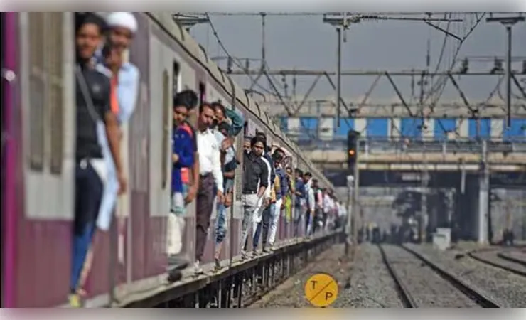 मुंबई लोकल ट्रेन में कोच का दरवाज़ा को लेकर यात्री की चाकू मारकर हत्या