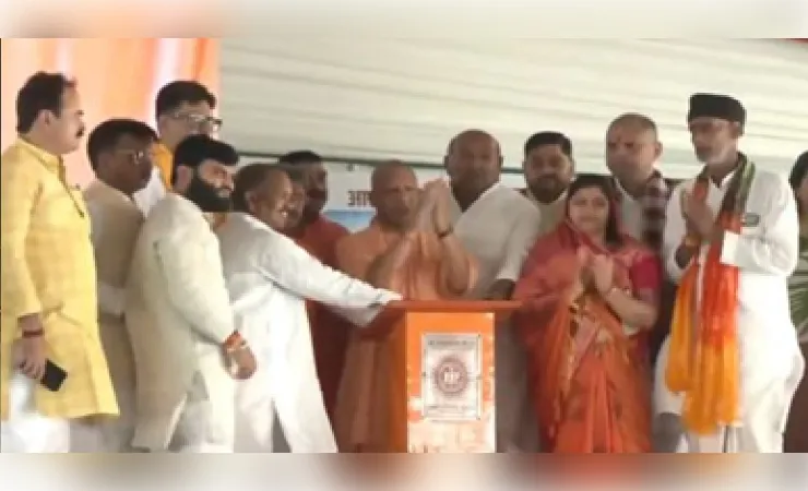 मुख्यमंत्री योगी ने किया वीरांगना झलकारी बाई की प्रतिमा का अनावरण
