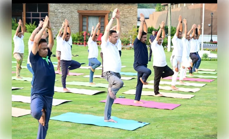 मुख्यमंत्री धामी ने अंतरराष्ट्रीय योग दिवस के उपलक्ष्य में कर्मचारियों के साथ योगाभ्यास किया
