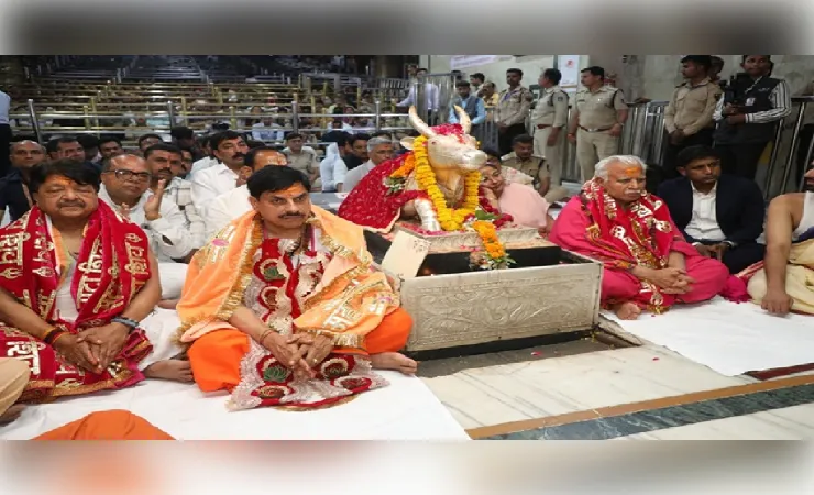  उज्जैनः केंद्रीय मंत्री मनोहर लाल ने बाबा महाकाल की शयन आरती में शामिल होकर लिया दर्शन लाभ