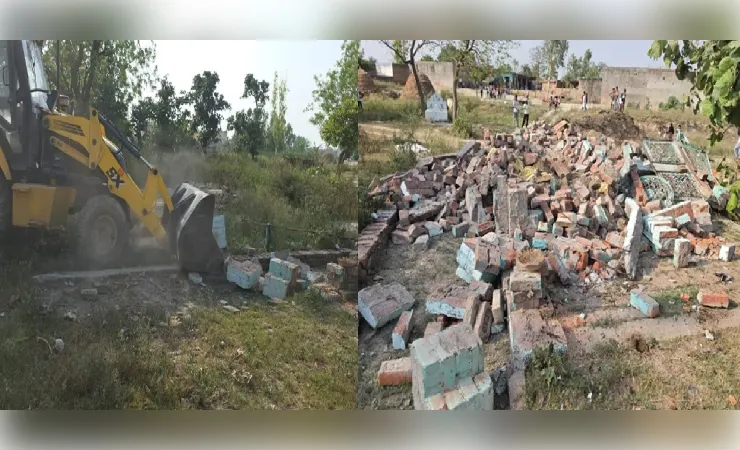 जनपद संभल में साढ़े छह बीघा सरकारी जमीन पर बनी 50 साल पुरानी मजार और कब्रों पर चला बुलडोजर