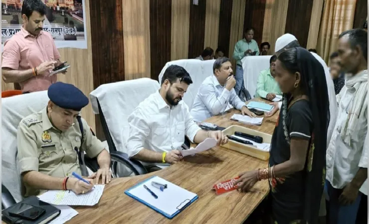 सम्पूर्ण समाधान दिवस में डीएम और एसपी ने सुनीं जनता की समस्याएं