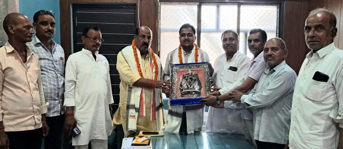 जिला योजना अधिकारी  पद पर चयनित प्रभात सिंह को व्यापारी समाज ने किया सम्मानित 