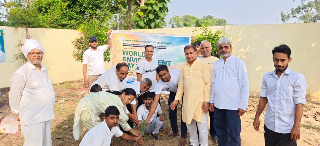 विश्व पर्यावरण दिवस माह के तहत फलदार पौधों का रोपण, पर्यावरण संरक्षण का लिया संकल्प