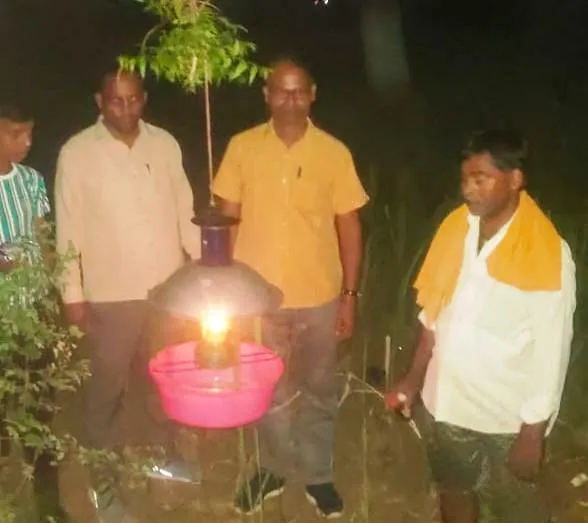 बजाज चीनी मिल रुधौली की पहल,रोग एवं कीट से फसल बचाव के लिए वितरण किया लैंप