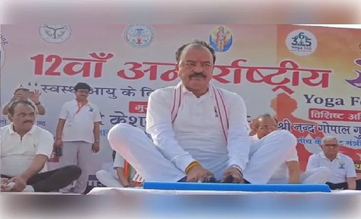 उपमुख्यमंत्री केशव प्रसाद मौर्य ने संगम नोज पर किया योग, स्वस्थ और सशक्त भारत का दिया संदेश