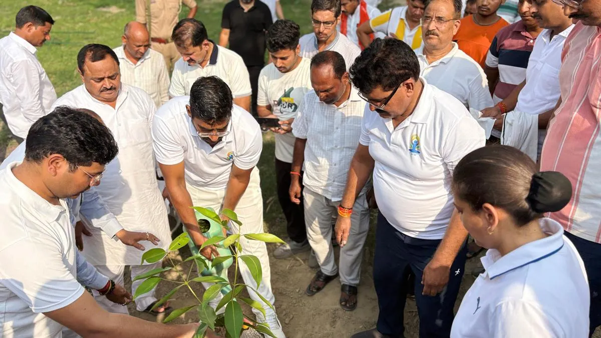 अंतर्राष्ट्रीय योग दिवस पर विधायक ने लगाया योग शिविर, किया पौधरोपण