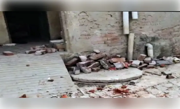  नाबालिग को भगा ले गया युवक, परिजनों ने काटा बवाल, आराेपित के घर पर की पत्थरबाजी