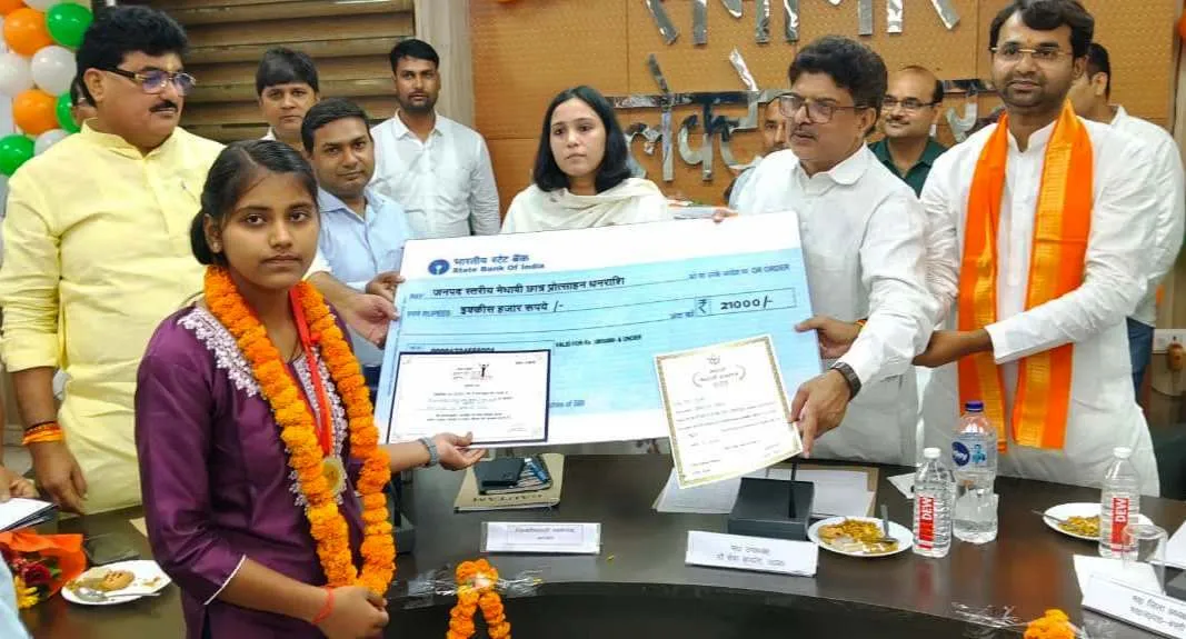 मुख्यमंत्री मेधावी विद्यार्थियों का प्रतिभा सम्मान समारोह कार्यक्रम का आयोजन 