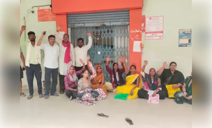 एफडी घोटाले को लेकर खाताधारकों का प्रदर्शन, बैंक में ताला लगाकर की नारेबाजी 