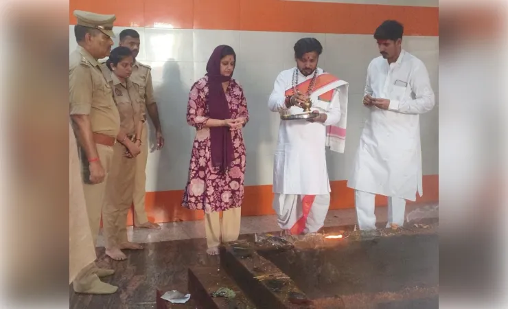 मीरजापुर: कार्यभार संभालने से पहले मां विंध्यवासिनी की शरण में पहुंचीं डीआईजी पूनम