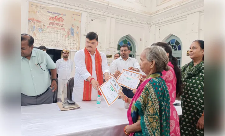 पीएम स्वनिधि महोत्सव में डिजिटल लेनदेन करने वाले वेंडरों का सम्मान, स्वरोजगार अपनाने वाले वेंडरों की किस्मत योजना ने बदली : महापाैर