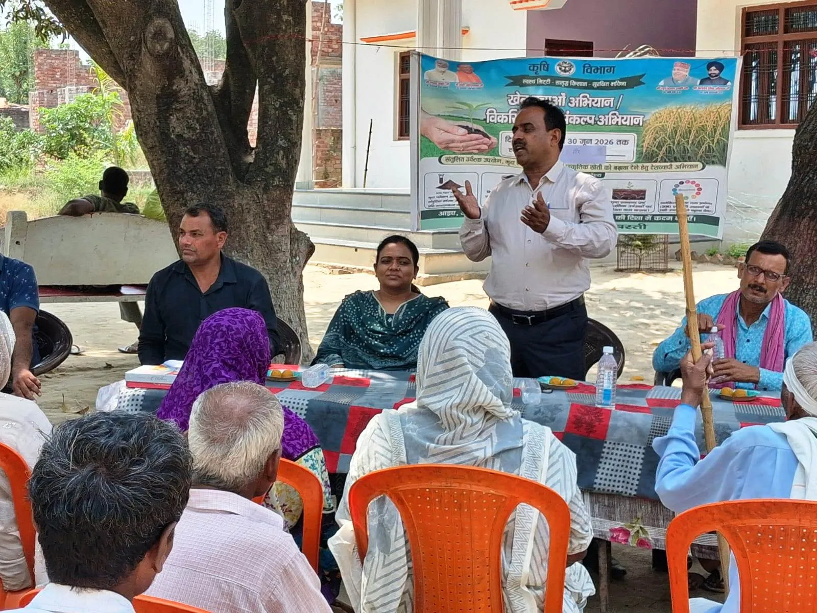 खेत बचाओ अभियान के तहत किया गया किसानो को जागरूक 