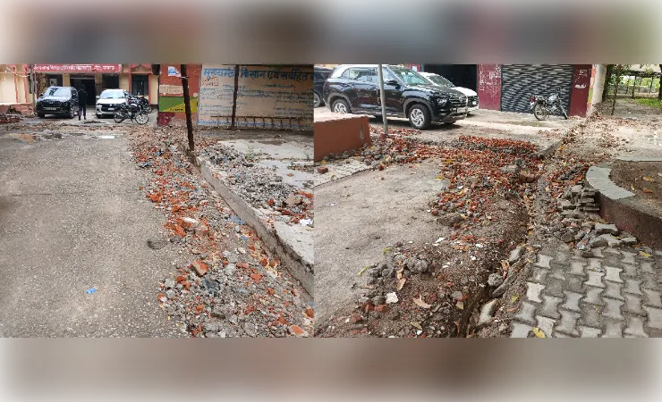 दो सप्ताह से अधूरा पड़ा विद्युत सुदृढ़ीकरण कार्य, खुदी पड़ी रोड से ब्लॉक परिसर बदहाल 