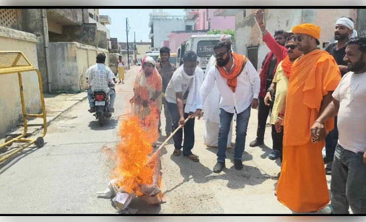 अरविंद केजरीवाल का सनातन रक्षक संघ ने किया विरोध, फूंका पुतला