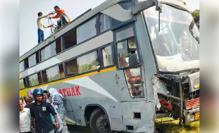बहराइच: बस और मोटरसाइकिल की टक्कर में दो युवकों की मौत