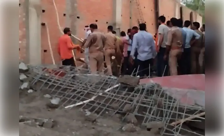 बाराबंकी के हैदरगढ़ में निर्माणाधीन इमारत की शटरिंग भरभराकर गिरी, सात मजदूर दबे