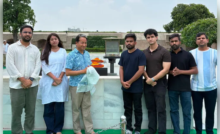अनशन पर बैठने से पहले सोनम वांगचुक ने राष्ट्रपिता महात्मा गांधी को दी श्रद्धांजलि