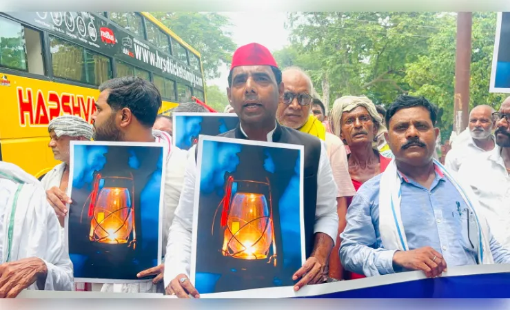 बिजली कटौती के विरोध में सपा का प्रदर्शन, व्यवस्था नहीं सुधरी तो धरने की चेतावनी
