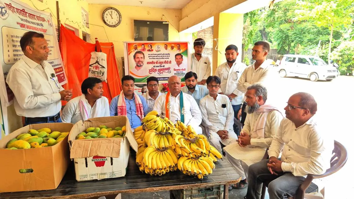 नेता प्रतिपक्ष राहुल गांधी के 56 वें जन्म दिन पर कांग्रेस नेताओं ने किया वृद्धा आश्रम में फल का वितरण
