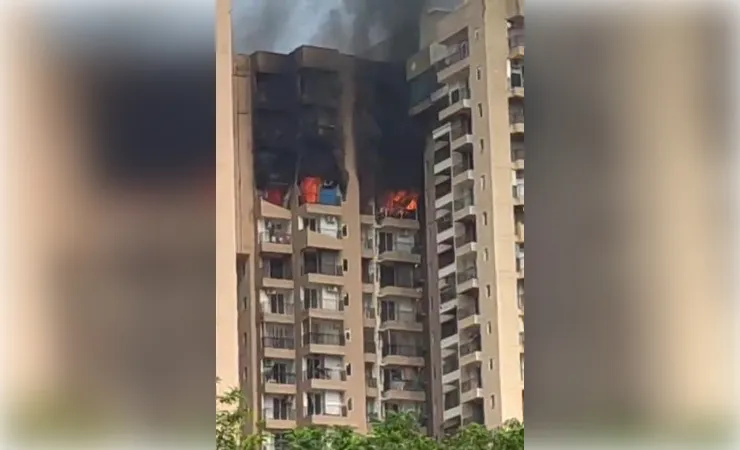 एयर कंडीशन में बलास्ट के चलते लगी आग, तीन फ्लैट जले