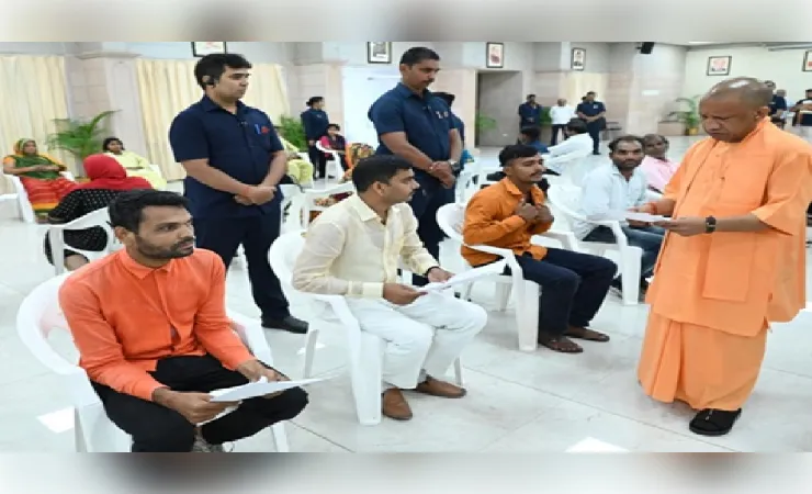 जनता दर्शन में मुख्यमंत्री योगी ने सुनी लोगों की समस्याएं