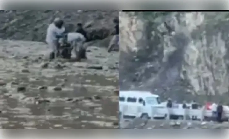  भारी बारिश के कारण मुगल रोड पर भूस्खलन होने से सैकड़ों वाहन फंसे