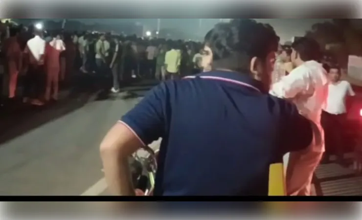 नोएडा में ट्रक की टक्कर से बाइक सवार की माैत, आक्रोशित परिजनों ने लगाया जाम