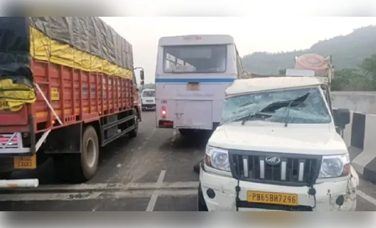 सड़क हादसा: रोडवेज बस और पिकअप की आमने-सामने टक्कर, तीन की मौत