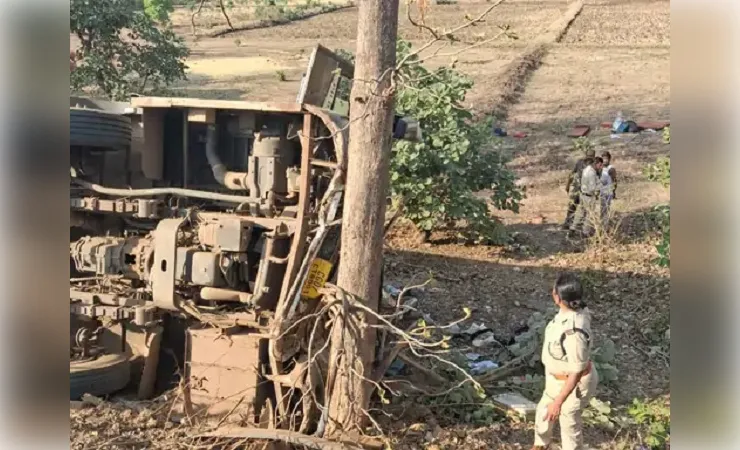 दुर्ग से वृंदावन जा रही बस हादसे का शिकार, 25 घायल, 11 की हालत गंभीर