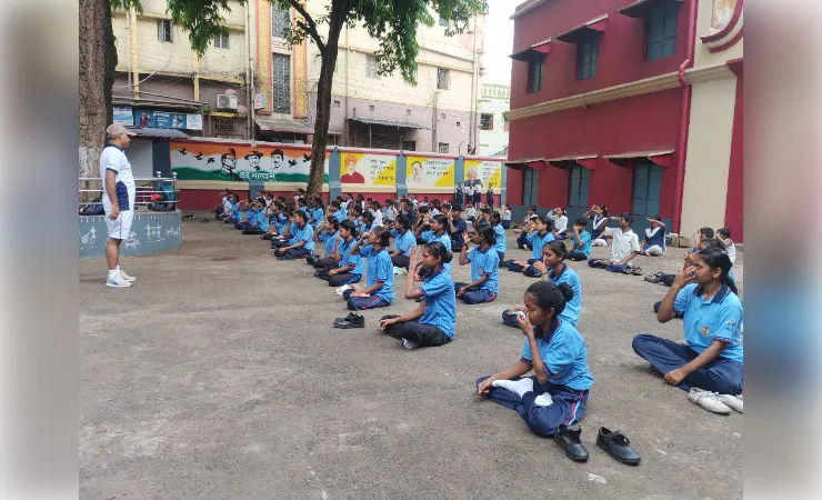 पश्चिम मेदिनीपुर में योग दिवस बना जनआंदोलन, स्कूलों से पार्कों तक दिखा उत्साह