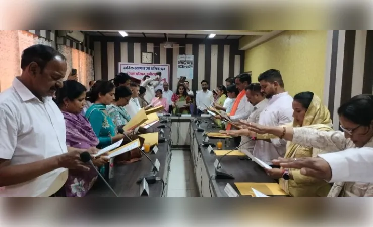 हमीरपुर जिला परिषद के सभी 19 नवनिर्वाचित सदस्यों ने शपथ ग्रहण समारोह में ली शपथ