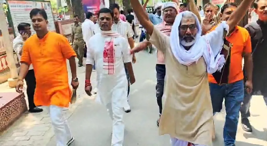 बाहुबली बृजेश सिंह के खिलाफ काशी मेंं प्रदर्शन, 