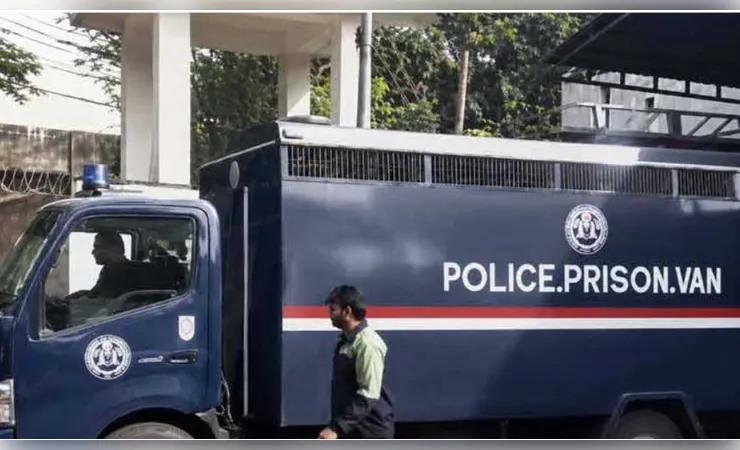 पाकिस्तान के रावलपिंडी में जेल वैन से 14 कैदी भागे