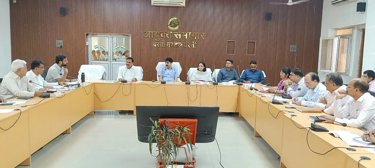 विकास कार्यों में किसी भी प्रकार की लापरवाही बर्दाश्त नहीं - मंडलायुक्त 
