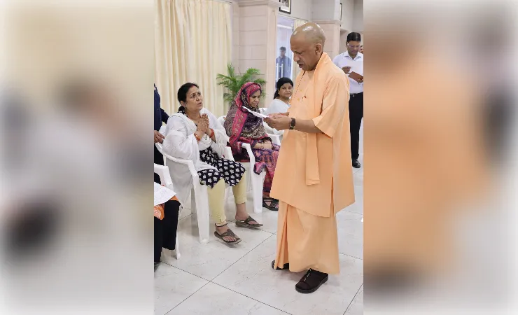 मुख्यमंत्री योगी आदित्यनाथ ने ‘जनता दर्शन’ कर सुनी समस्याएं, निराकरण के दिये निर्देश