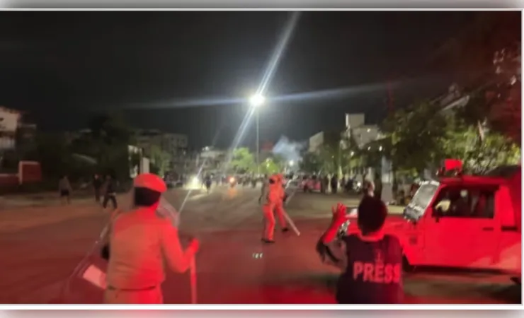 इम्फाल में रिम्स अस्पताल के बाहर विरोध प्रदर्शन, सुरक्षा बलों ने छोड़े आंसू गैस गोले