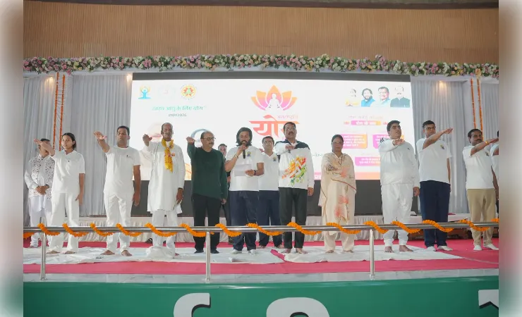 कोरबा में विशाल सामूहिक योगाभ्यास, मंत्री गुरु खुशवंत साहेब ने दिया स्वस्थ समाज का संदेश
