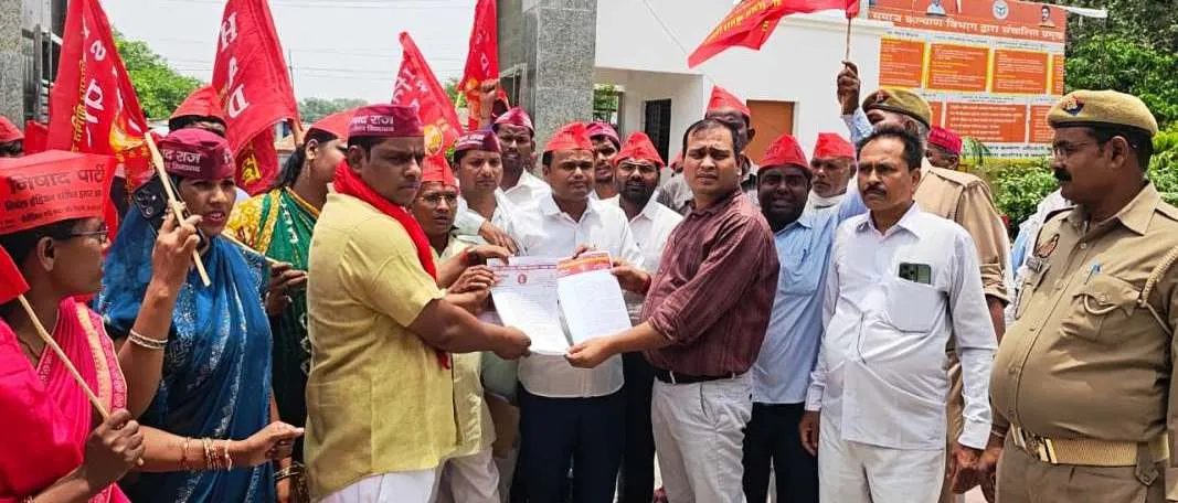 कार्यकर्ताओं की उपेक्षा, अवैध बालू खनन सहित 4 सूत्रीय मांगों को लेकर निषाद पार्टी ने सौंपा ज्ञापन