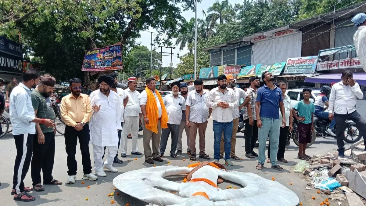 गुरू गोविन्द सिंह चौक पर स्थापित हुआ खण्डाः उमड़ी आस्था