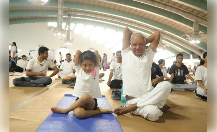 सूरत  स्थित सरसाना कन्वेंशन सेंटर में अंतरराष्ट्रीय योग दिवस कार्यक्रम आयोजित