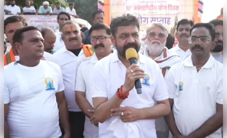 अंतरराष्ट्रीय योग दिवस के प्रति आयुष मंत्री ने नमो घाट पर योगाभ्यास कर किया जागरूक
