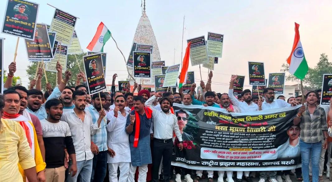 ब्राह्मण महासभा ने निकाला कैंडल मार्च, भरत भूषण तिवारी को दिया श्रद्धांजलि