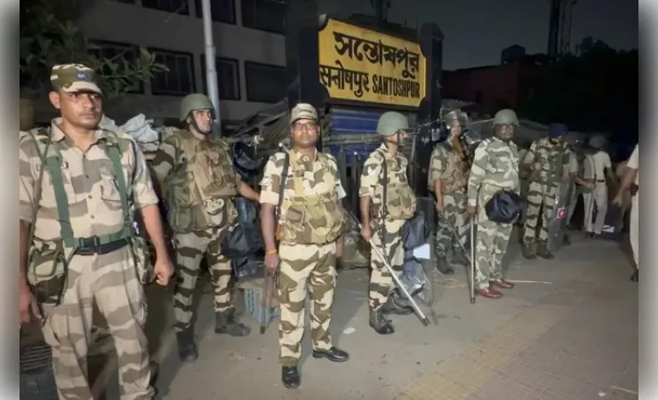  राज्य में राजनीतिक बदलाव के बाद संतोषपुर स्टेशन पर बुलडोजर से तोड़ी गईं ‘अवैध’ दुकानें