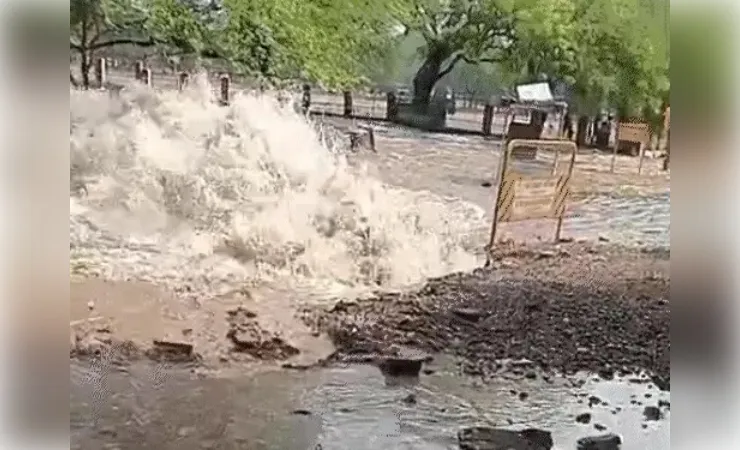 घरों, दुकानों और बैंकों में घुसा पानी, लीकेज की शिकायत के बावजूद नहीं हुई थी मरम्मत