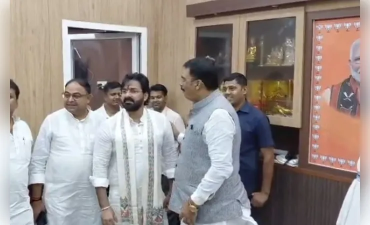 भाजपा उम्मीदवार बनाए जाने के बाद प्रदेश कार्यालय पहुंचे पवन सिंह, बोले- पार्टी मेरी मां