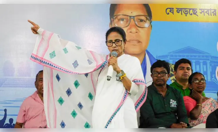 'वास्तविक तृणमूल' विवाद के बीच बढ़ा सियासी घमासान, पार्टी खातों पर पुलिस की कार्रवाई
